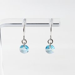 涼しげなブルーのガラスが揺れるSILVER925ピアスの画像