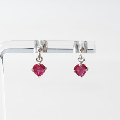 赤いハート型のジルコニアが揺れるSILVER925ピアスの画像