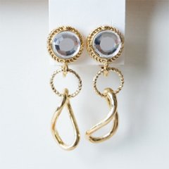 ひねりパーツに大きなジルコニアがアクセントのイヤリングの画像