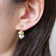 スクエアのカットガラスにいろんなカラービーズをセットしたイヤリング画像