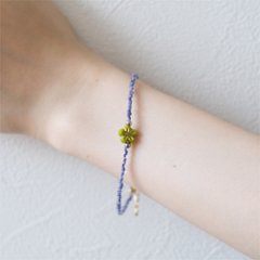 花びらモチーフのチェコビーズと涼し気なカラーのビーズのブレスレット画像