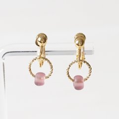 存在感あるガラスビーズをセットしたイヤリング画像