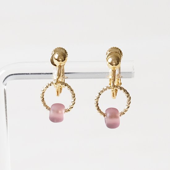 存在感あるガラスビーズをセットしたイヤリング画像