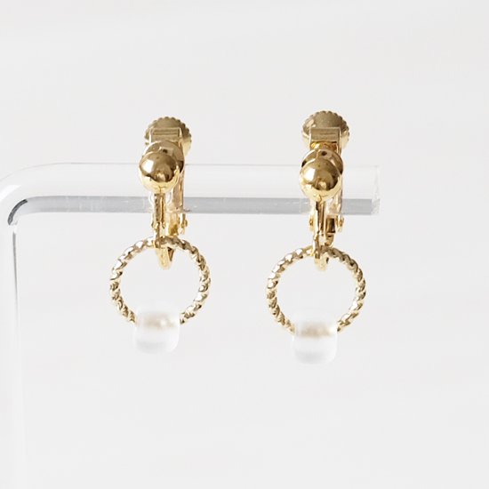 存在感あるガラスビーズをセットしたイヤリング画像