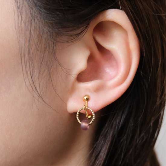 存在感あるガラスビーズをセットしたイヤリング画像