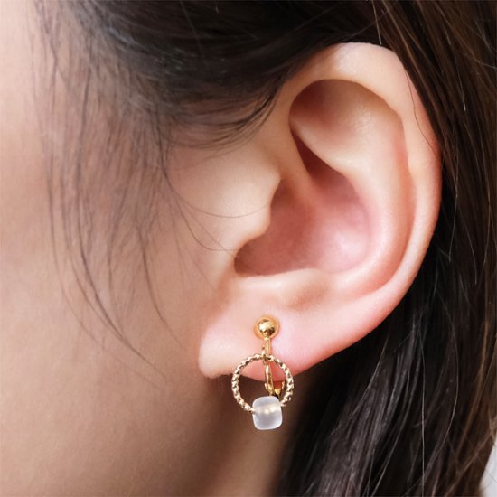 存在感あるガラスビーズをセットしたイヤリング画像