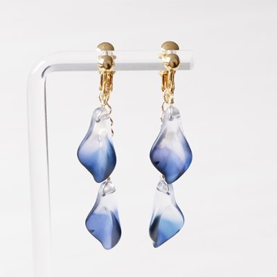 グラデーションが綺麗なガラスの花びらを重ねたイヤリングの画像