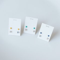 ラインストーンと樹脂の2カラーセットのSILVER925ピアスの画像