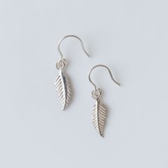 リーフモチーフのSILVER925ピアスの画像