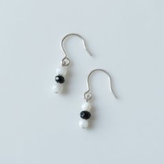 3色の天然石をセットしたSILVER925ピアスの画像