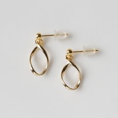 ツイストドロップのメタルパーツのピアスの画像