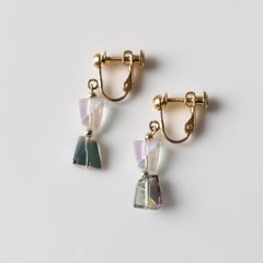 バイカラーのガラスビーズをセットしたイヤリングの画像