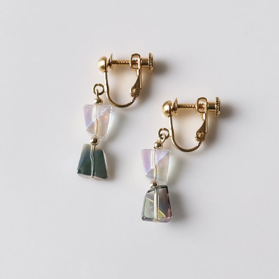 バイカラーのガラスビーズをセットしたイヤリング画像