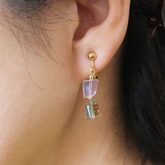 バイカラーのガラスビーズをセットしたイヤリング画像