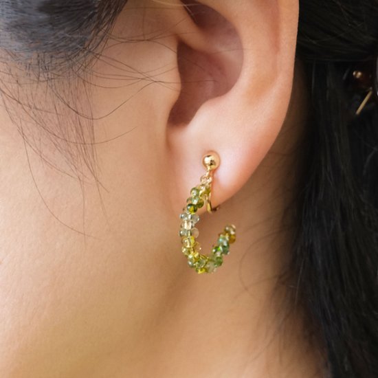 ファルファーレビーズのハーフイヤリング画像