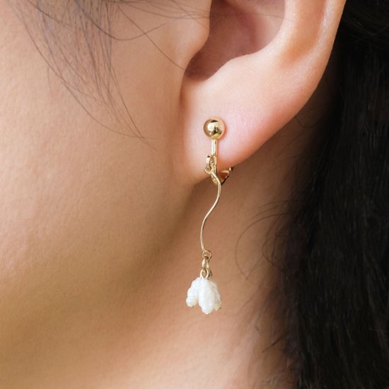 ライスパールとひねりバーのイヤリング画像