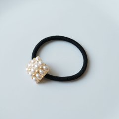 スクエアパールのヘアゴムの画像