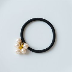 オレンジパールにアクセントのイエロービーズをセットしたヘアゴムの画像