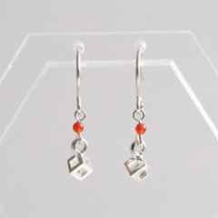 赤の天然石と四角のパーツをセットしたSILVER925ピアスの画像