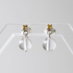 ジルコニアのトップにクリアクォーツをセットしたSILVER925ピアスの画像
