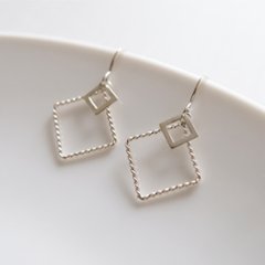 サイズ違いのスクエアをセットしたSILVER925ピアスの画像