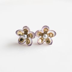 オーロラの花びらにメタルの花びらとスワロフスキーパールをセットしたピアスの画像