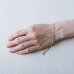 小さなパールをつなげたブレスレット画像