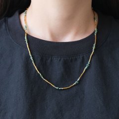 ガラスビーズとゴールドの竹ビーズを使ったネックレス画像