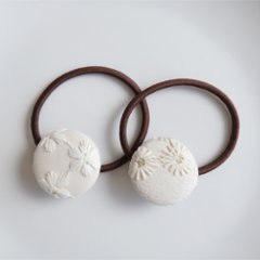 刺繍を施したくるみボタンのヘアゴムの画像