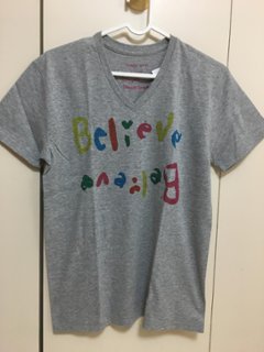 【Believe 東北支援】アンジェラデザイン　メンズVネックＴシャツの画像