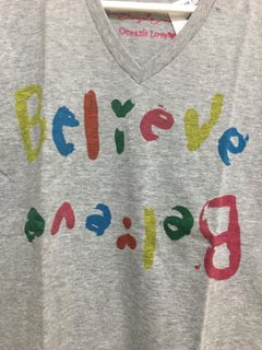 【Believe 東北支援】アンジェラデザイン　メンズVネックＴシャツ画像