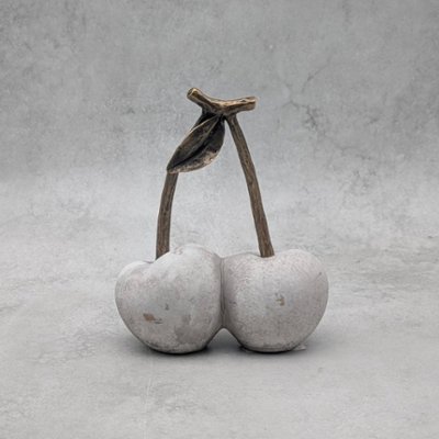 セメントチェリーオブジェの画像
