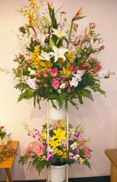 豪華スタンド花　２段（直接配達限定）　の画像