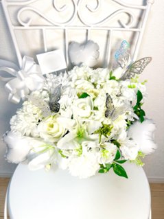 アーティシャルフラワーと風船のアレンジ（fba207-zo）の画像