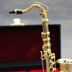 ミニチュア楽器 1/6スケール テナー サックス ゴールド 専用ケース＆スタンド付き 画像