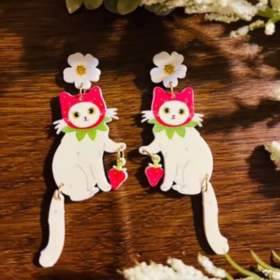 イチゴフードの猫ピアスの画像