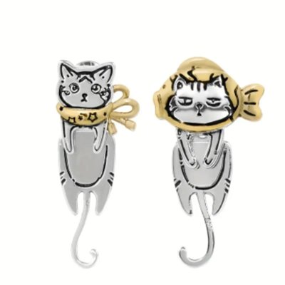 ぶらさがりネコのいたずらピアスの画像