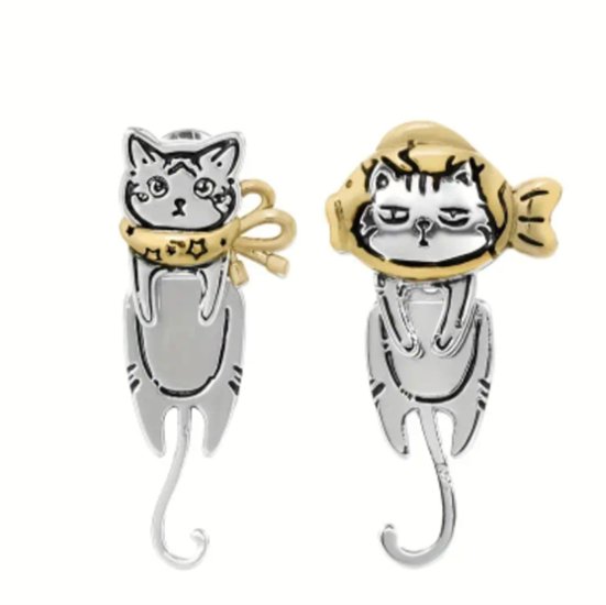 ぶらさがりネコのいたずらピアス画像