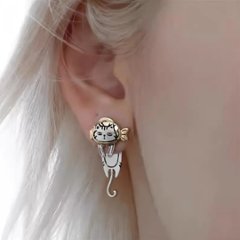 ぶらさがりネコのいたずらピアス画像