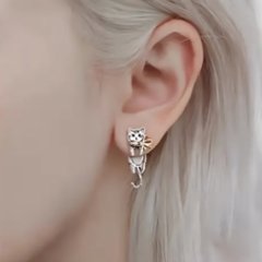 ぶらさがりネコのいたずらピアス画像