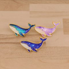 銀河を泳ぐクジラのピンバッジ画像