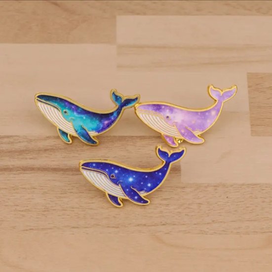 銀河を泳ぐクジラのピンバッジ画像