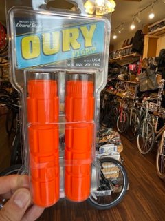 OURY V2 grip /オーリー　V2 グリップ　blaze orange /ブラッド オレンジの画像