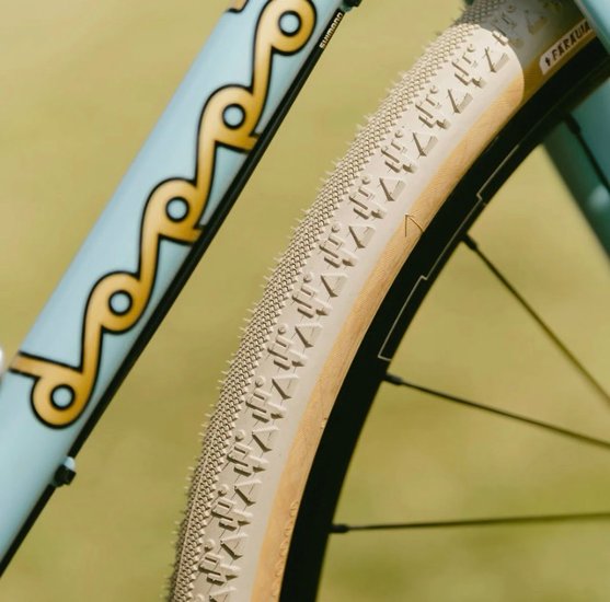 TOMII x SIMWORKS  / Faraway Tire / 700c x 40c / Sand Beige x Tan / タイヤ画像