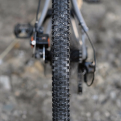 BRUCE GORDON / Rock'n Road / 700 x 43c / SIMWORKS  / タイヤ画像