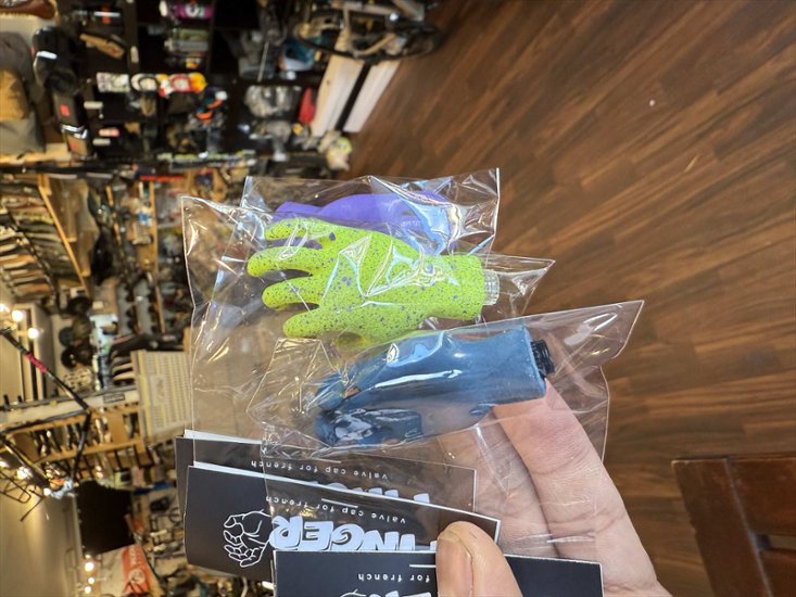 C.C.C.C [chillingcampeeps charinco club] / finger / バルブキャップ画像