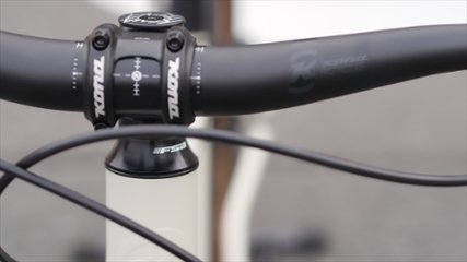 ※在庫あり※　KONA「コナ」 / SHONKY　Satin Bone / Sサイズ　完成車画像