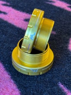 WHITE INDUSTRIES / External BSA Bottom Brackets 30mm / GOLD の画像