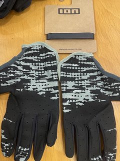 ION（アイオン）/ Scrub AMP / Gloves　グローブ画像