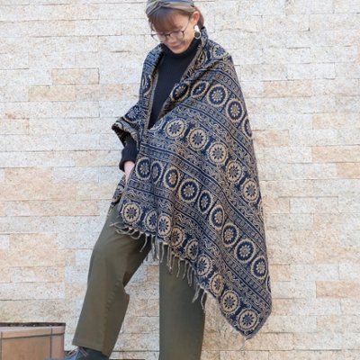 羽織るだけでお洒落度ＵＰ＊3Way＊リバーシブル＊起毛＊北欧風花タイル模様柄＊大判ストール＊ネパールの画像